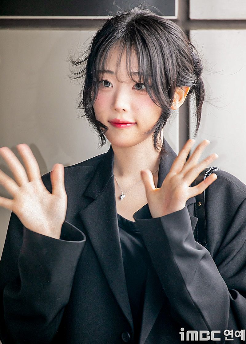 일본으로 출국하는 QWER 히나