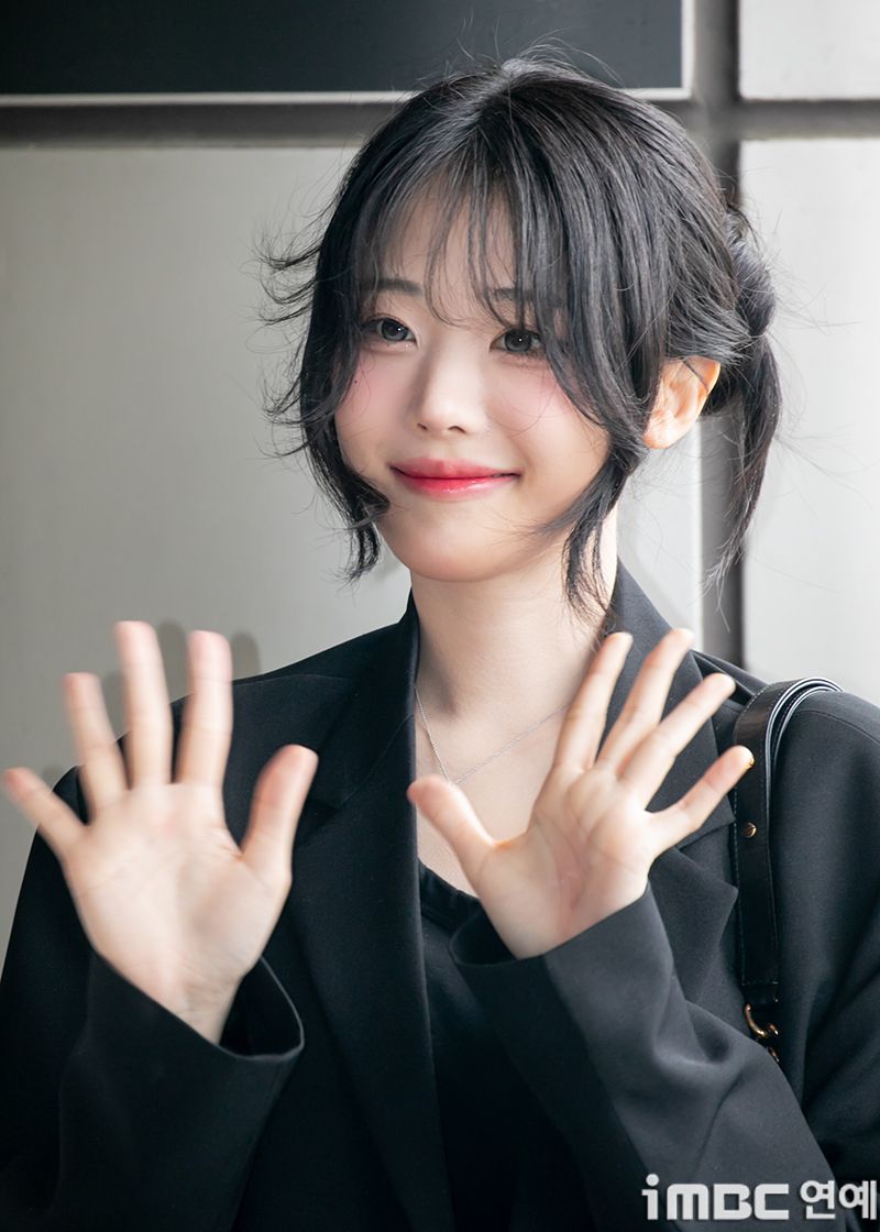 일본으로 출국하는 QWER 히나