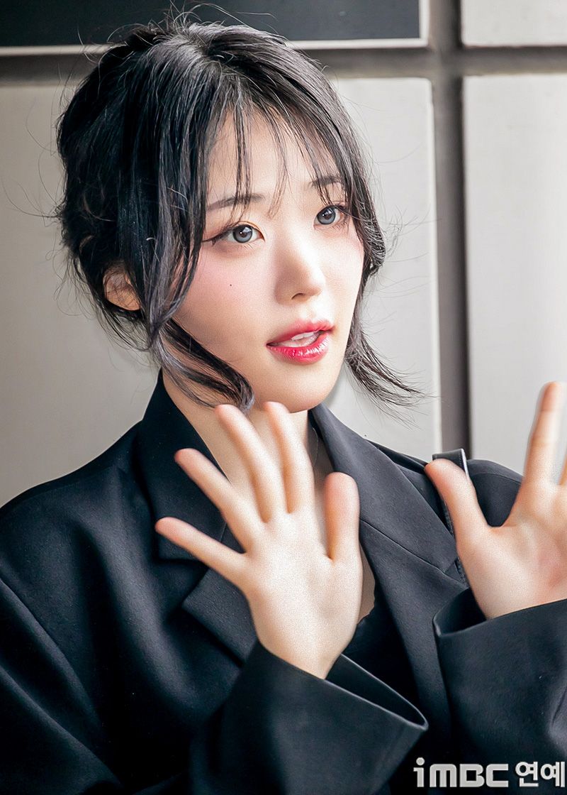 일본으로 출국하는 QWER 히나