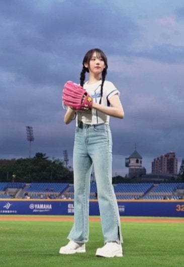대만 야구장 시구하러간 QWER 히나