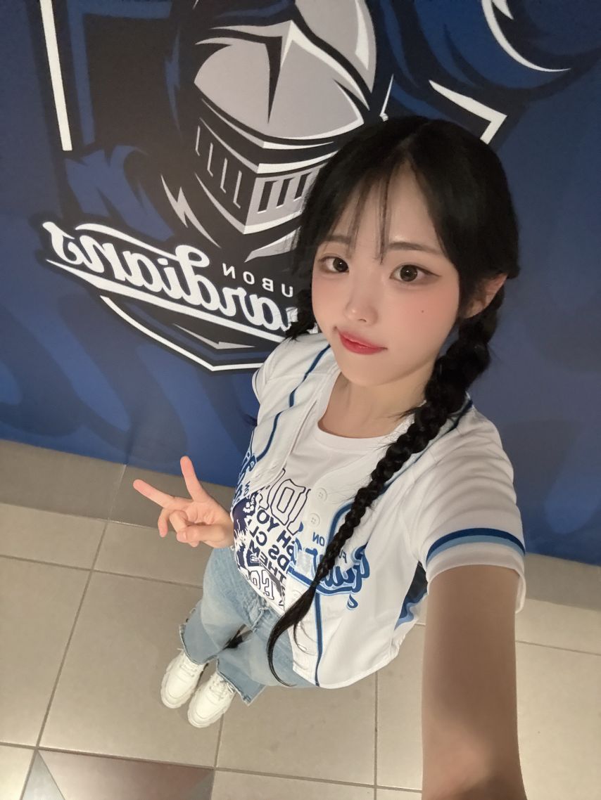 대만 야구장 시구하러간 QWER 히나