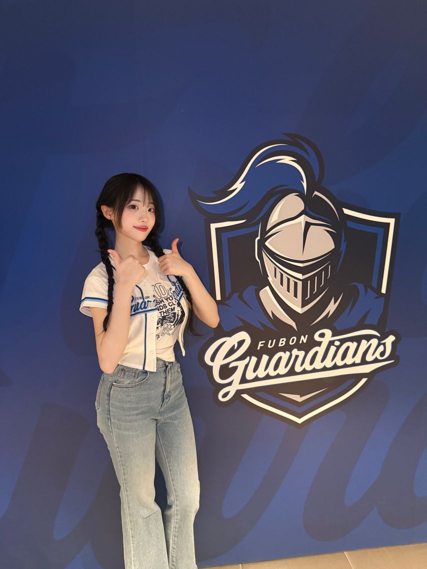 대만 야구장 시구하러간 QWER 히나