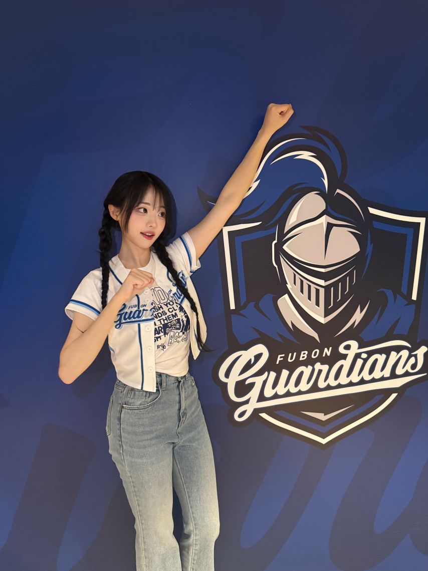 대만 야구장 시구하러간 QWER 히나