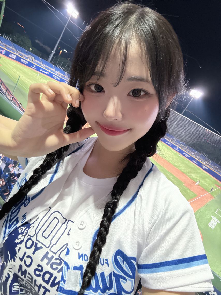 대만 야구장 시구하러간 QWER 히나