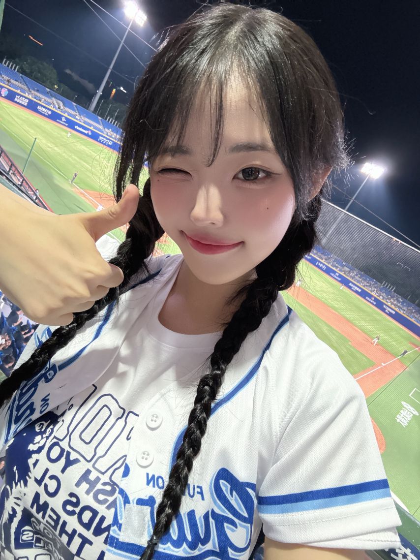 대만 야구장 시구하러간 QWER 히나