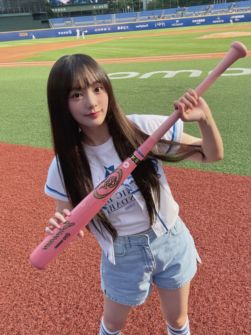 대만 야구장 시타하러간 QWER 시연